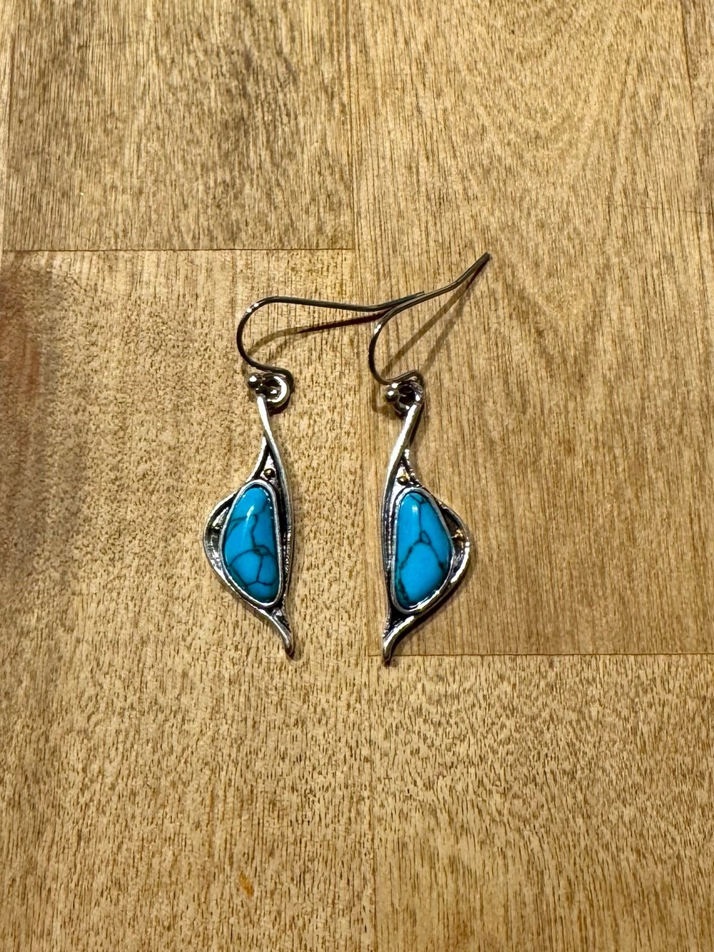 NWT Turquoise Drop Silver Tone Dangle Earrings